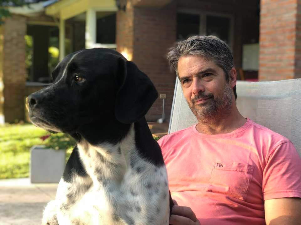 Marcelo Rey mirando al perro